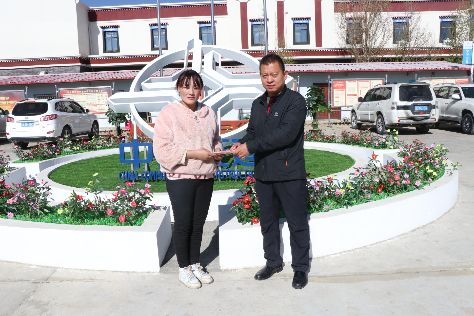 給云登拉姆送慰問金.JPG 給云登拉姆送慰問金.JPG