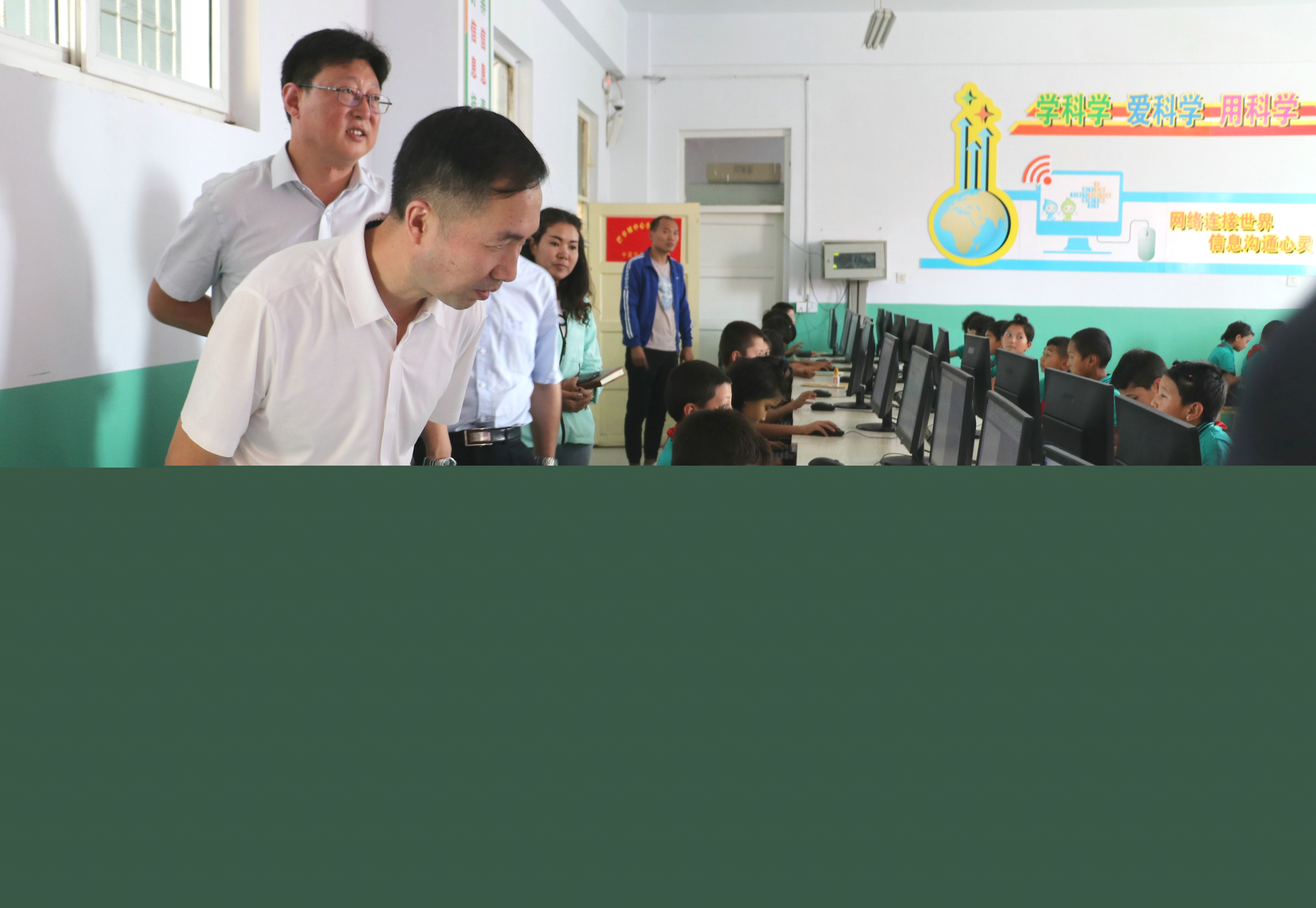 配圖6 局謝國強(qiáng)書記參觀四公司援建的龍甫鎮(zhèn)中心小學(xué)電教室.JPG