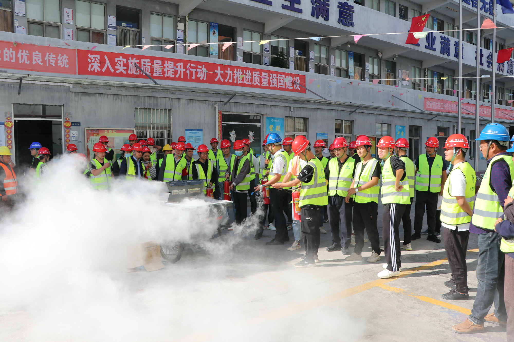 深圳鐵石三期一工區(qū)開(kāi)展消防應(yīng)急演練(定稿).jpg 深圳鐵石三期一工區(qū)開(kāi)展消防應(yīng)急演練(定稿).jpg